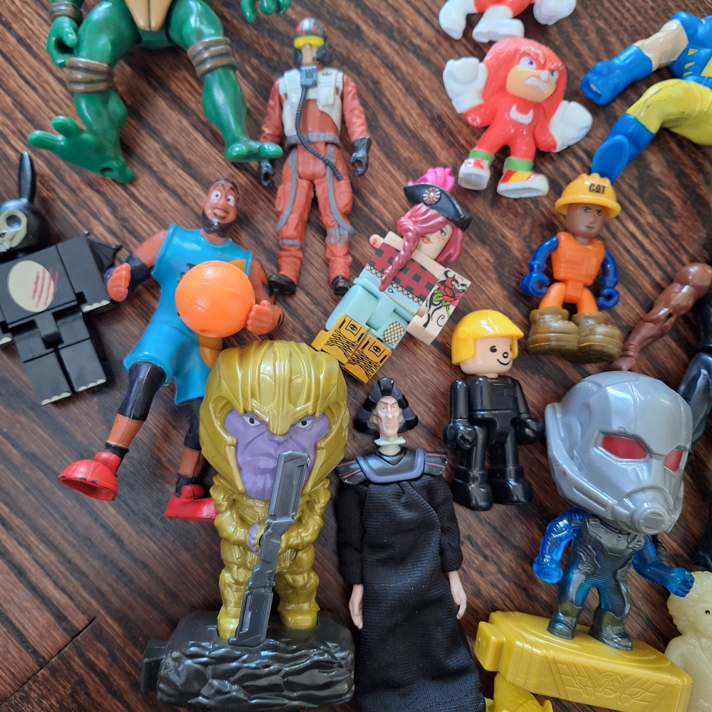 Assorted Action Figures Set - Picture 4 of 9